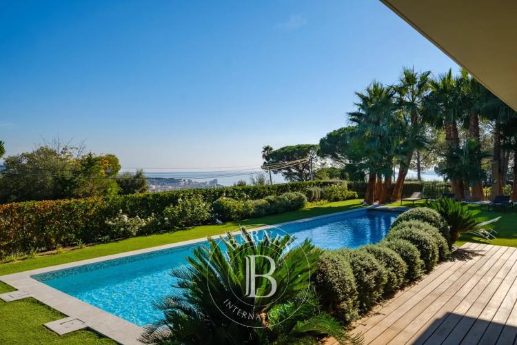 SAINTE-MAXIME | VILLA CONTEMPORAINE AVEC VUE MER | DOMAINE PRIVE |  PISCINE |  GARAGE