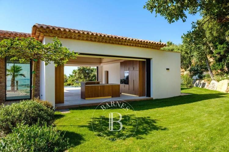 SAINTE-MAXIME - VILLA - AU COEUR D'UN DOMAINE PRIVÉ