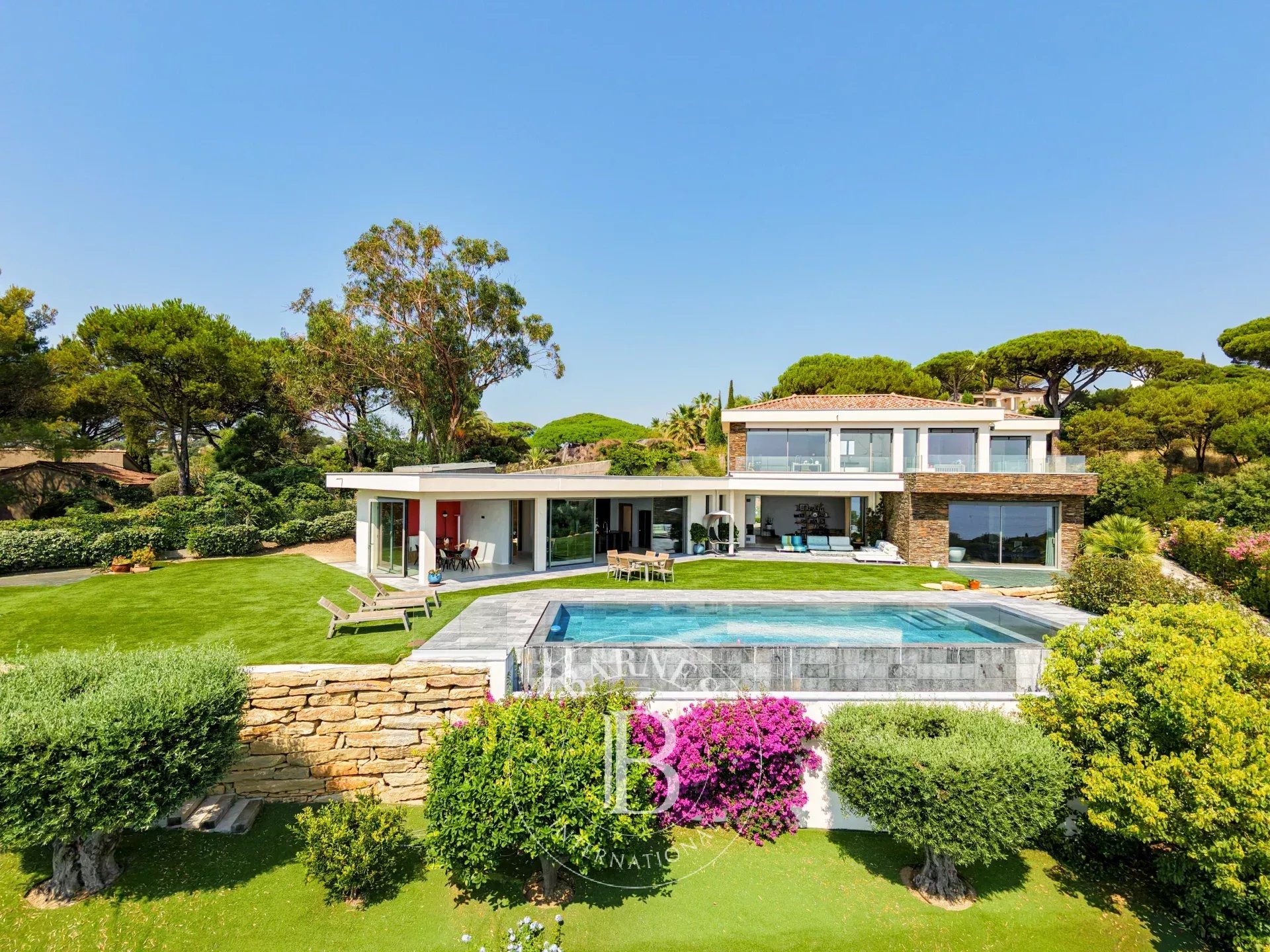 SAINTE-MAXIME – Domaine privé, Villa contemporaine, vue mer panoramique