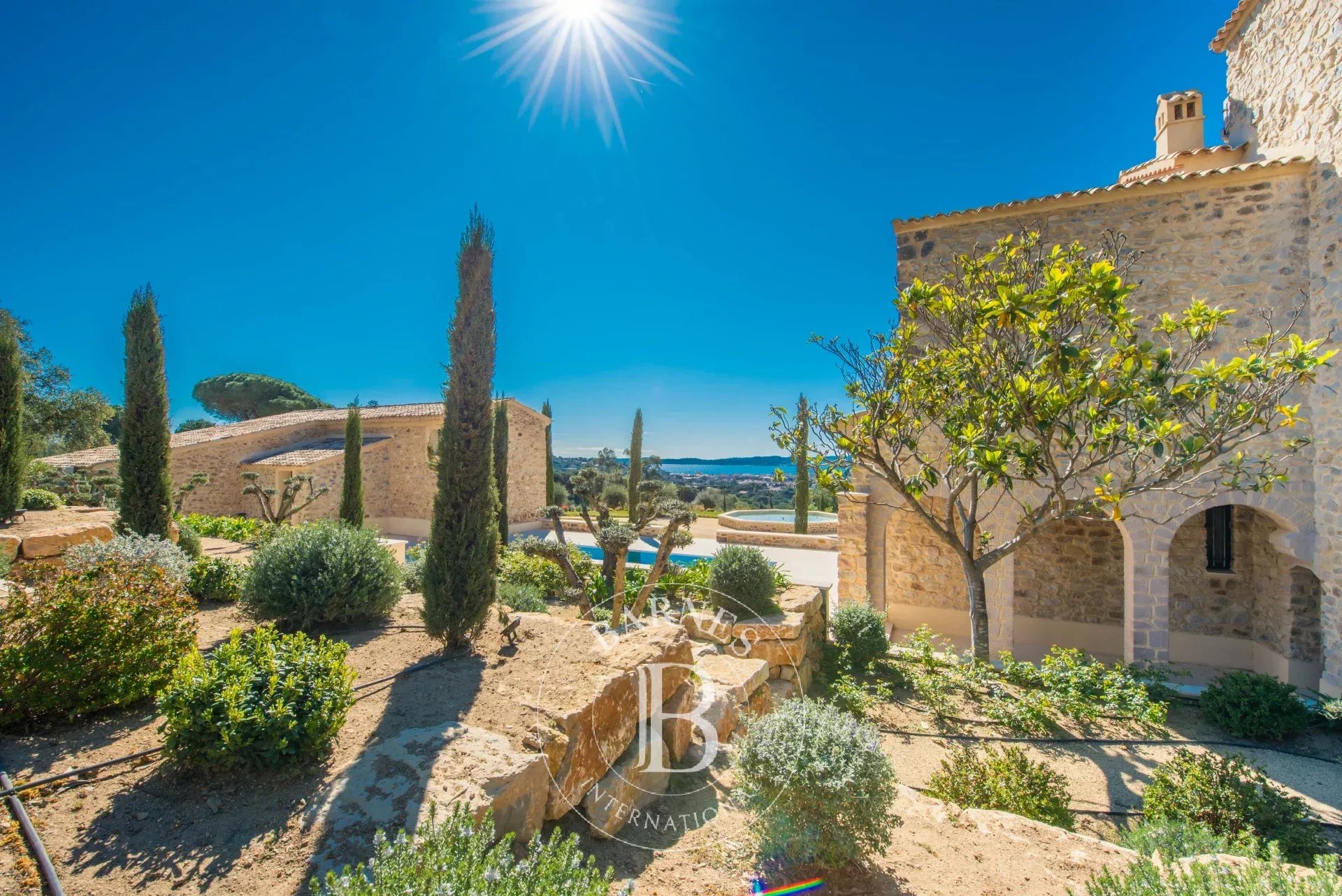 LOCATION SAISONNIÈRE - SAINTE-MAXIME - PROPRIÉTÉ D'EXCEPTION