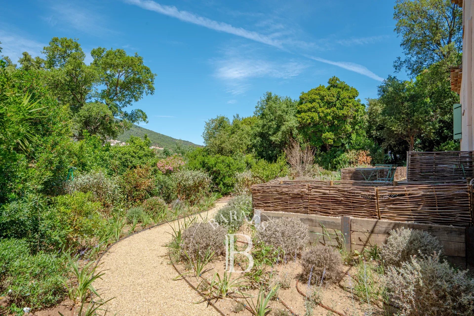 EXCLUSIVITÉ - SAINTE MAXIME - CHARMANTE VILLA PROVENÇALE AVEC APERÇU MER