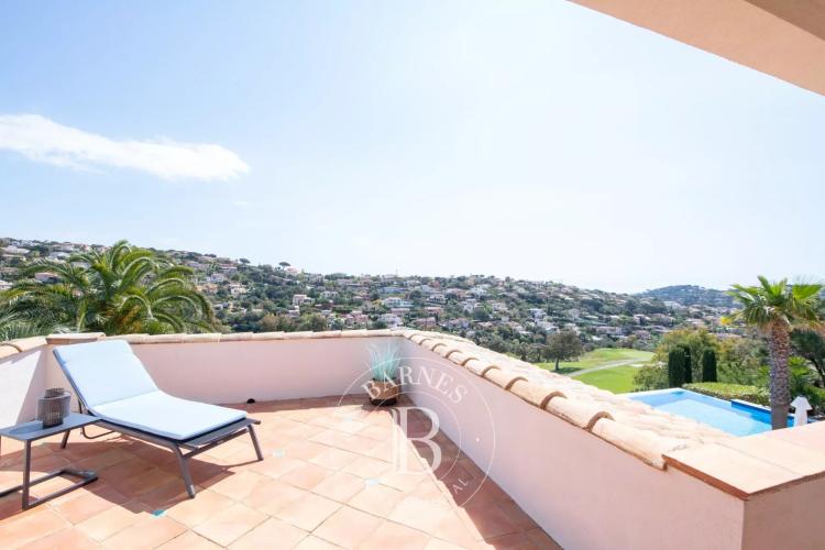 SAINTE-MAXIME - VILLA EN BORDURE DE GOLF - CALME - PISCINE