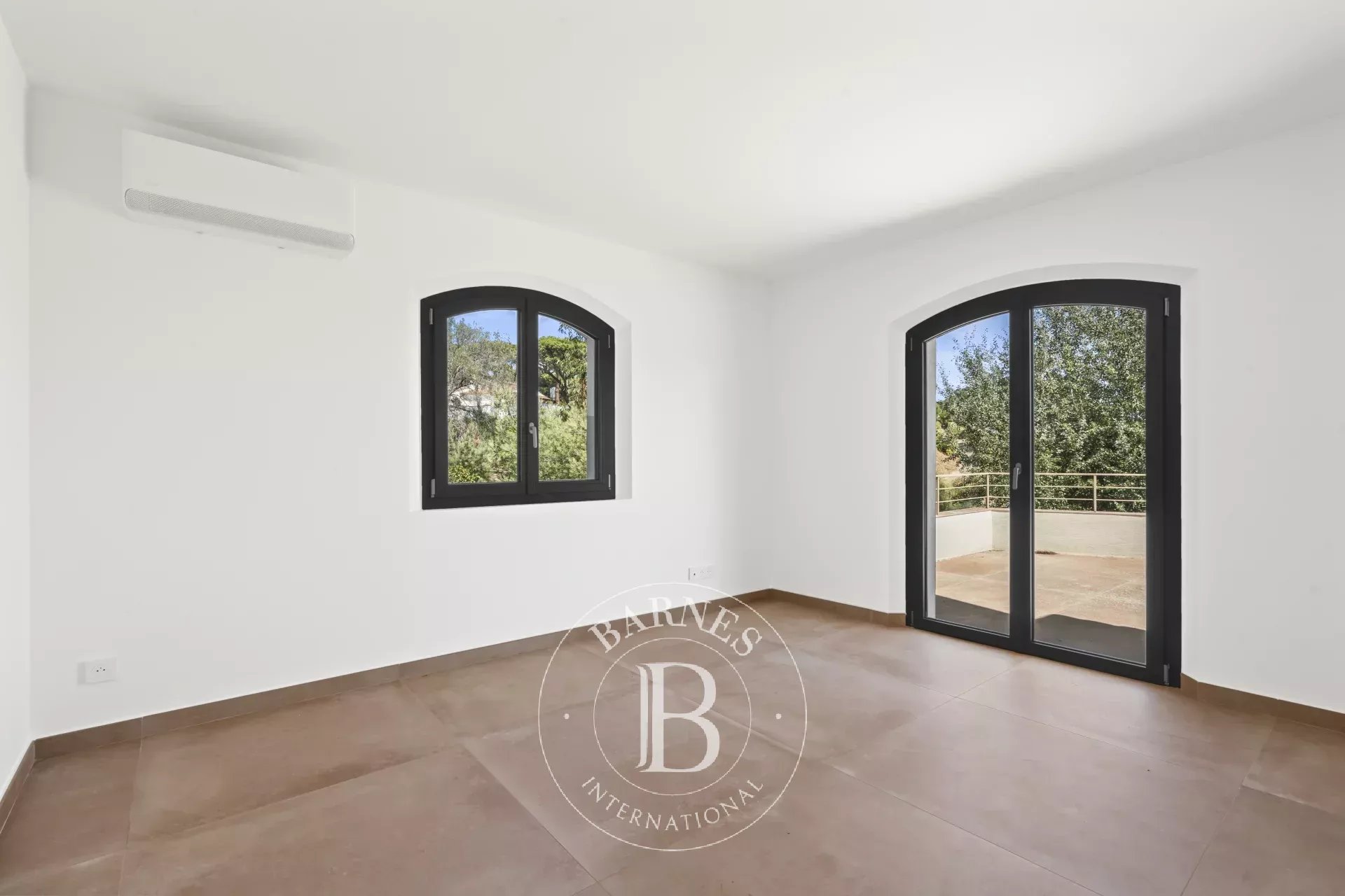SAINTE-MAXIME - VILLA RÉNOVÉE - STUDIOS - PISCINE