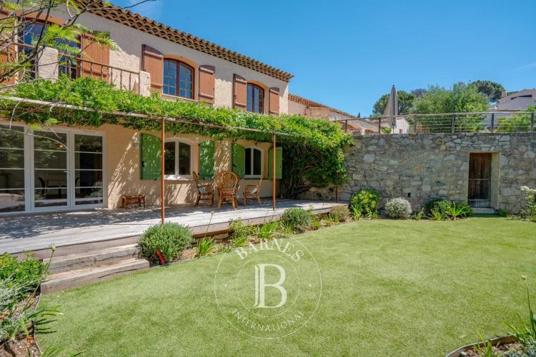 EXCLUSIVITÉ - SAINTE MAXIME - CHARMANTE VILLA PROVENÇALE AVEC APERÇU MER
