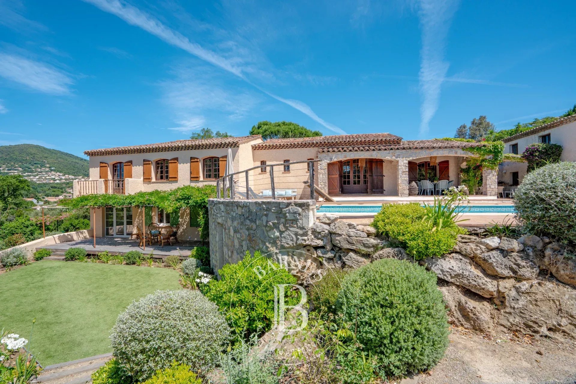 EXCLUSIVITÉ - SAINTE MAXIME - CHARMANTE VILLA PROVENÇALE AVEC APERÇU MER