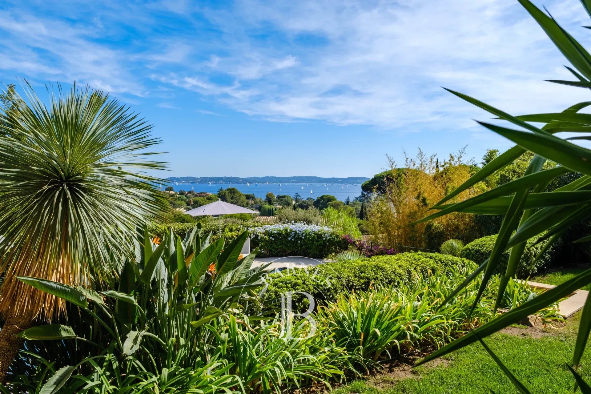 SAINTE-MAXIME - VILLA DE PRESTIGE AVEC VUE MER PANORAMIQUE SUR SAINT-TROPEZ