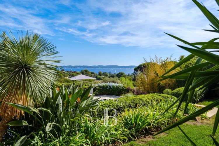 SAINTE-MAXIME - VILLA DE PRESTIGE AVEC VUE MER PANORAMIQUE SUR SAINT-TROPEZ