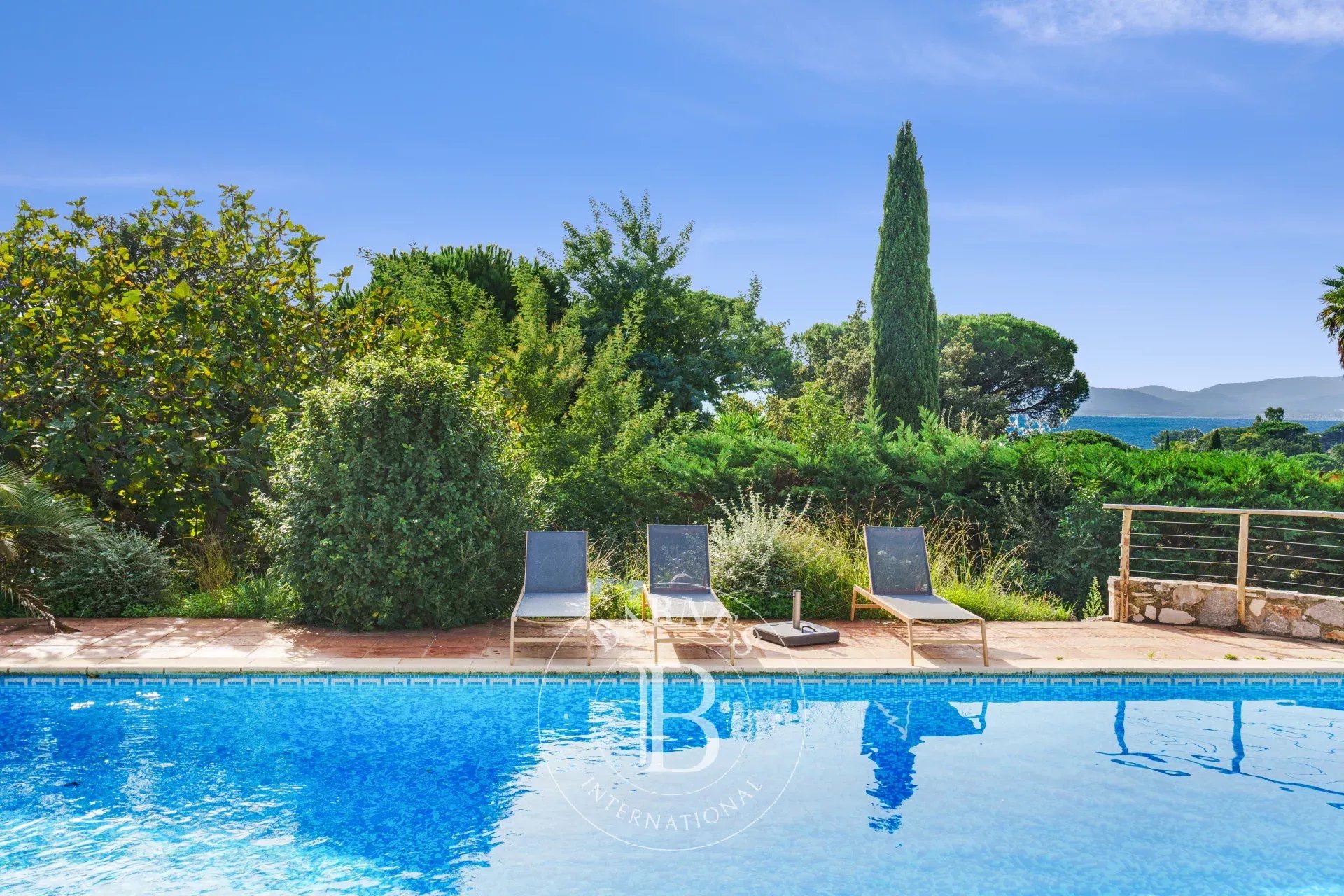 EXCLUSIVITÉ - SAINTE MAXIME - CHARMANTE VILLA PROVENÇALE AVEC APERÇU MER