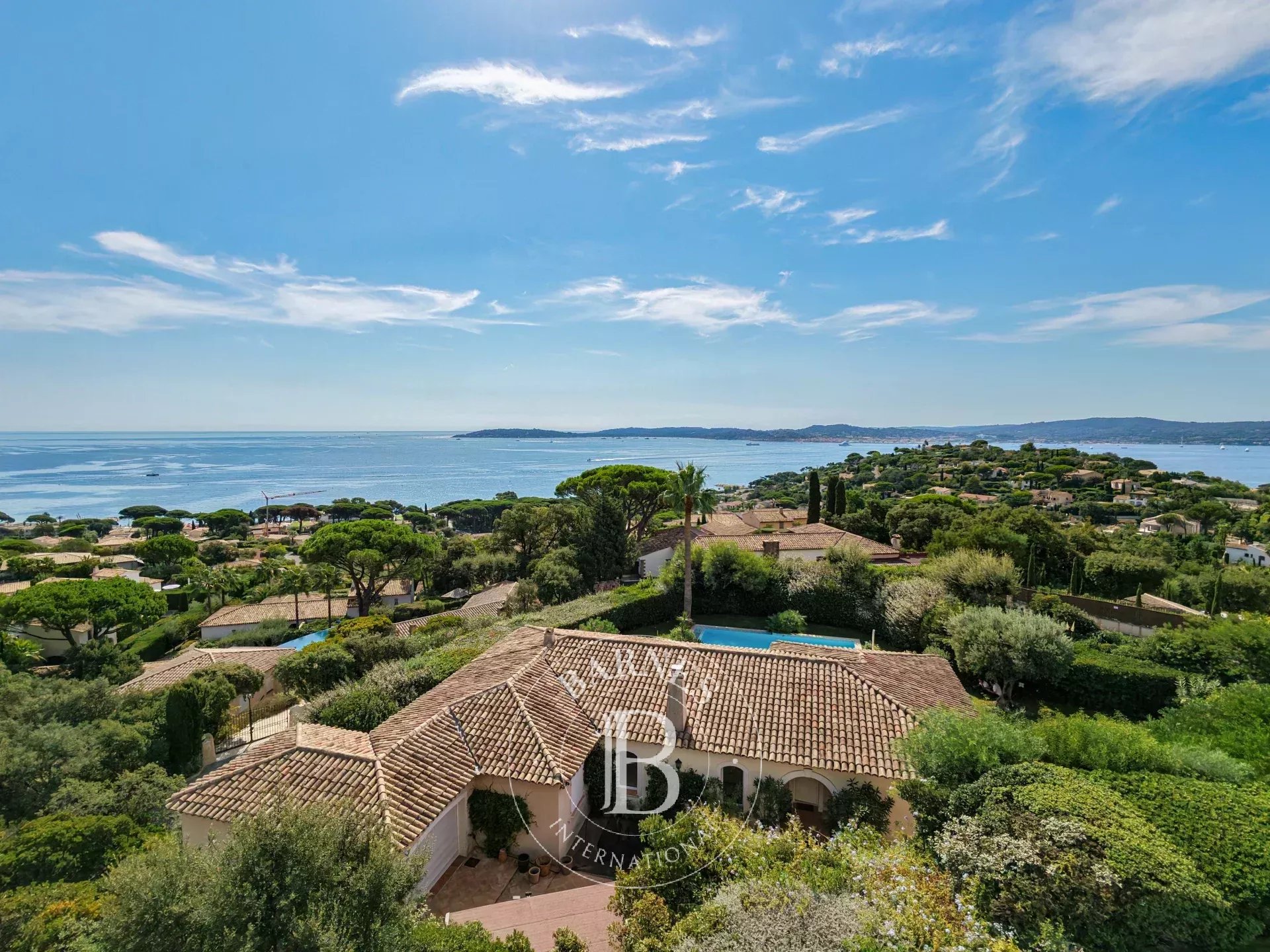SAINTE-MAXIME - VILLA PROVENÇALE DE PLAIN-PIED - VUE MER - DOMAINE PRIVÉ