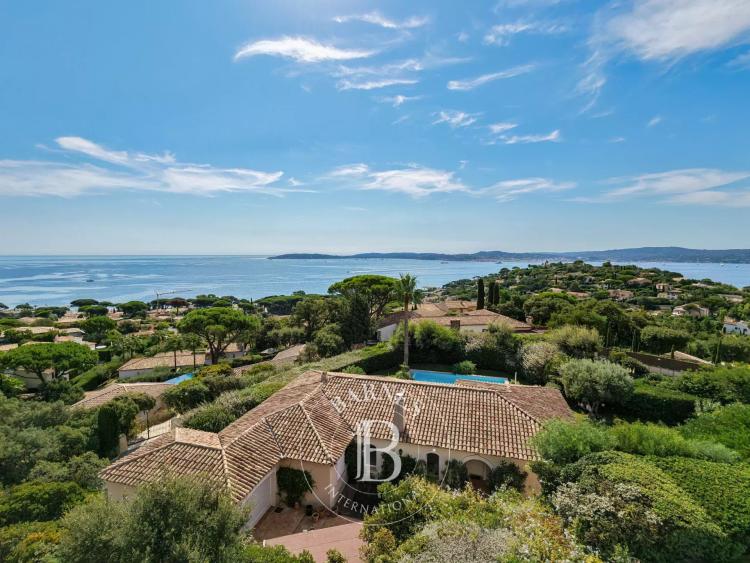 SAINTE-MAXIME - VILLA PROVENÇALE DE PLAIN-PIED - VUE MER - DOMAINE PRIVÉ