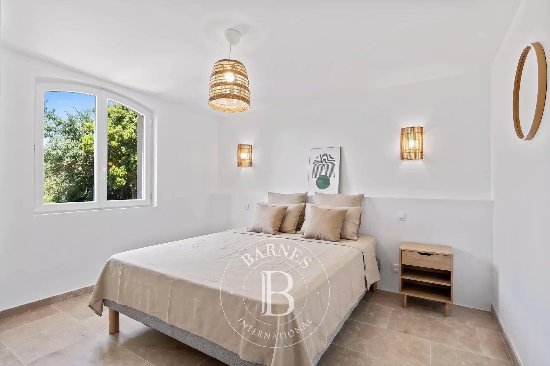 EXCLUSIVITÉ - SAINTE MAXIME - CHARMANTE VILLA PROVENÇALE AVEC APERÇU MER