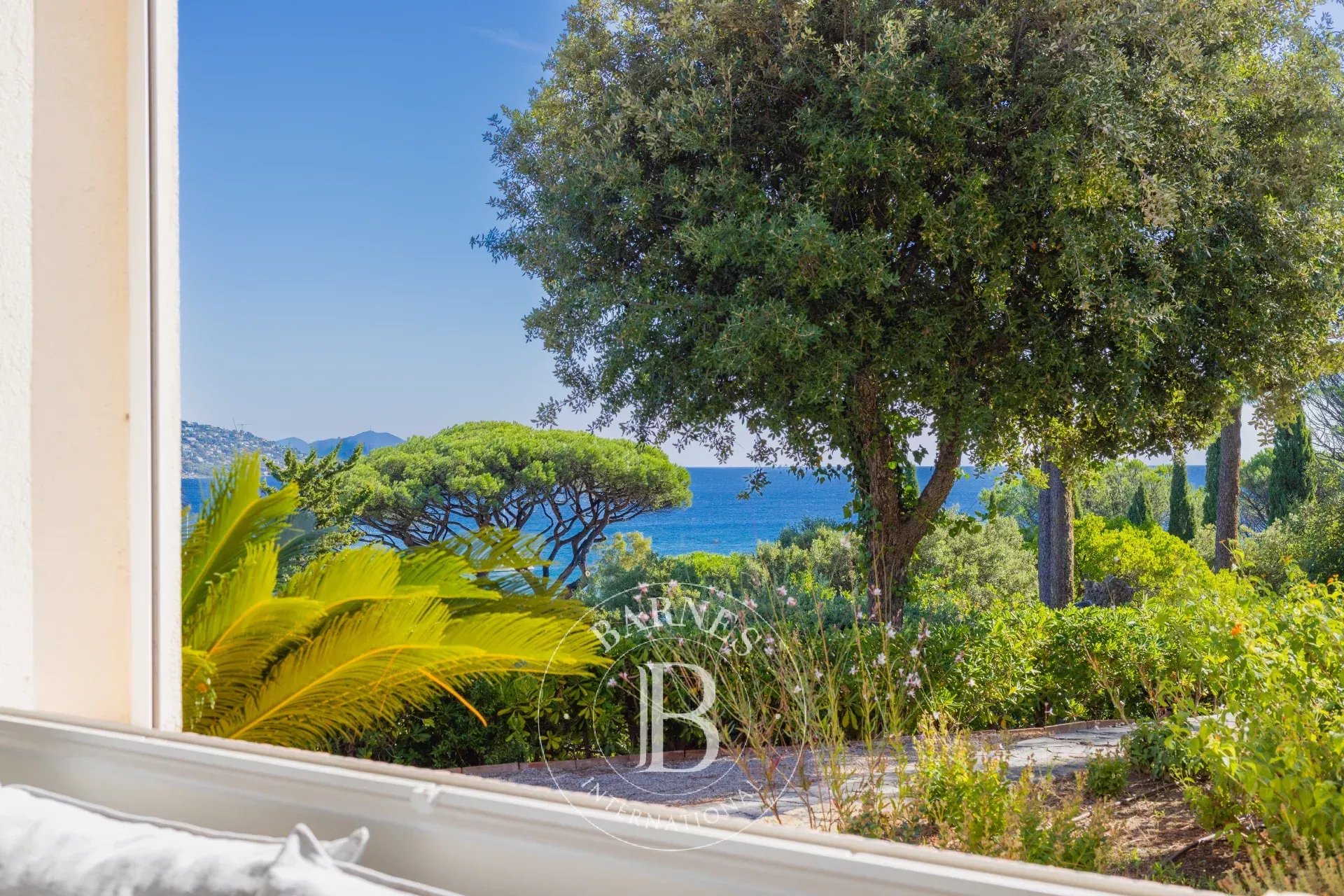 SAINTE-MAXIME – PROCHE PLAGE – TERRAIN DE 7 800 M² – VUE MER – FORT POTENTIEL DE DÉVELOPPEMENT