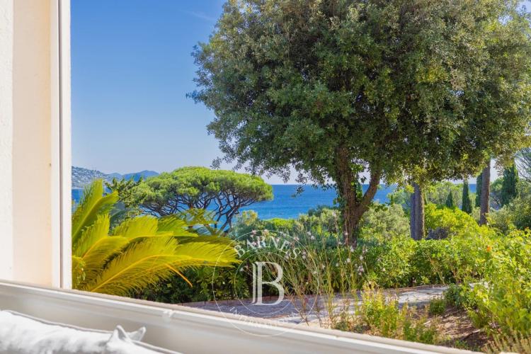 SAINTE-MAXIME – PROCHE PLAGE – TERRAIN DE 7 800 M² – VUE MER – FORT POTENTIEL DE DÉVELOPPEMENT