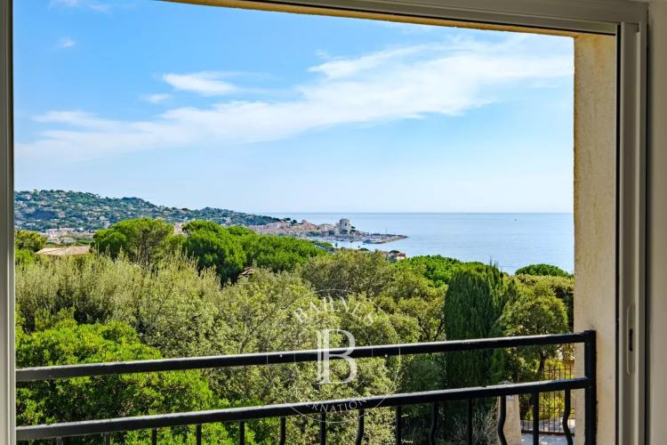 SAINTE-MAXIME - VILLA PROVENÇALE DE PLAIN-PIED - VUE MER - DOMAINE PRIVÉ