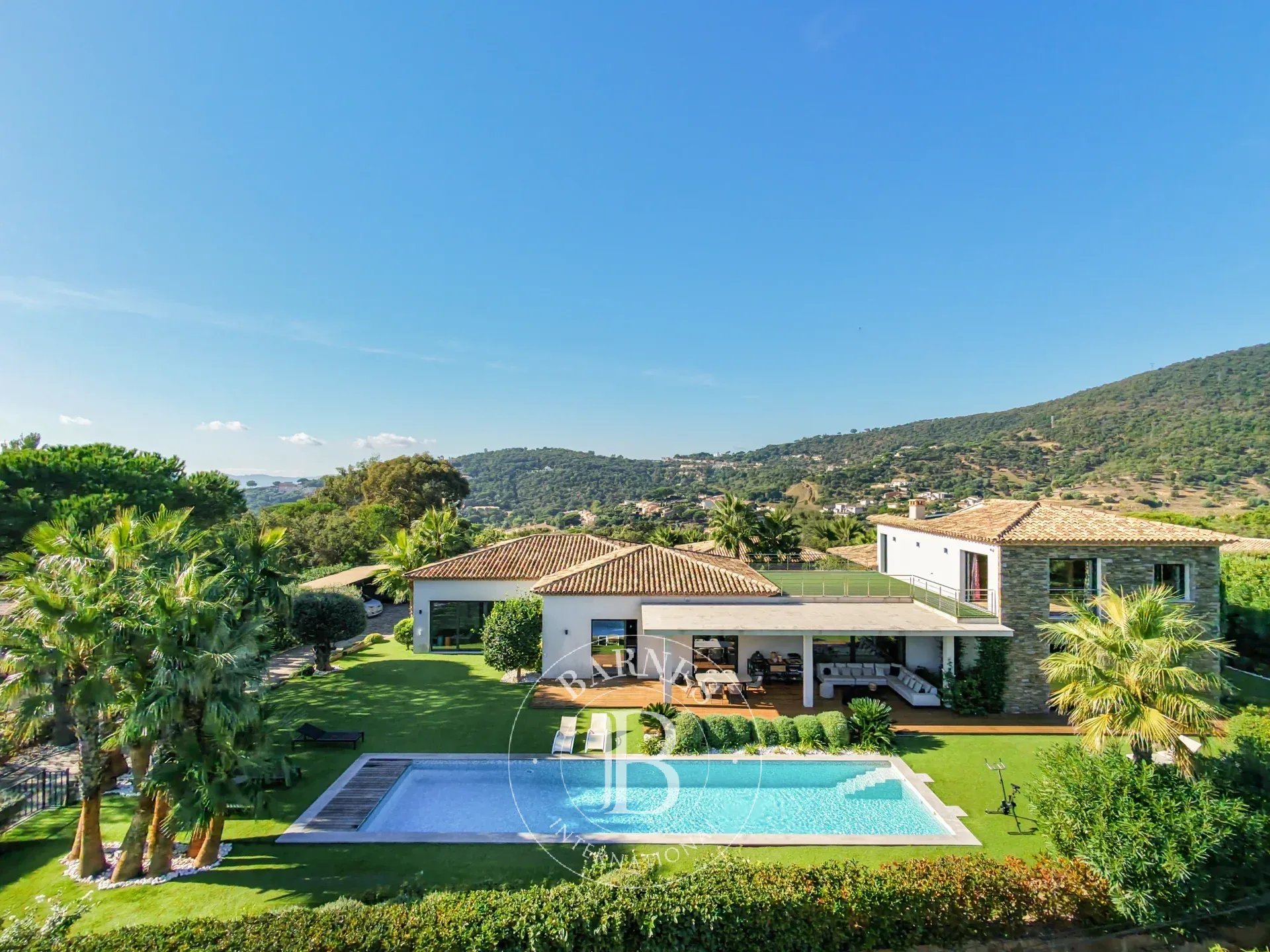 SAINTE-MAXIME | VILLA CONTEMPORAINE AVEC VUE MER | DOMAINE PRIVE |  PISCINE |  GARAGE