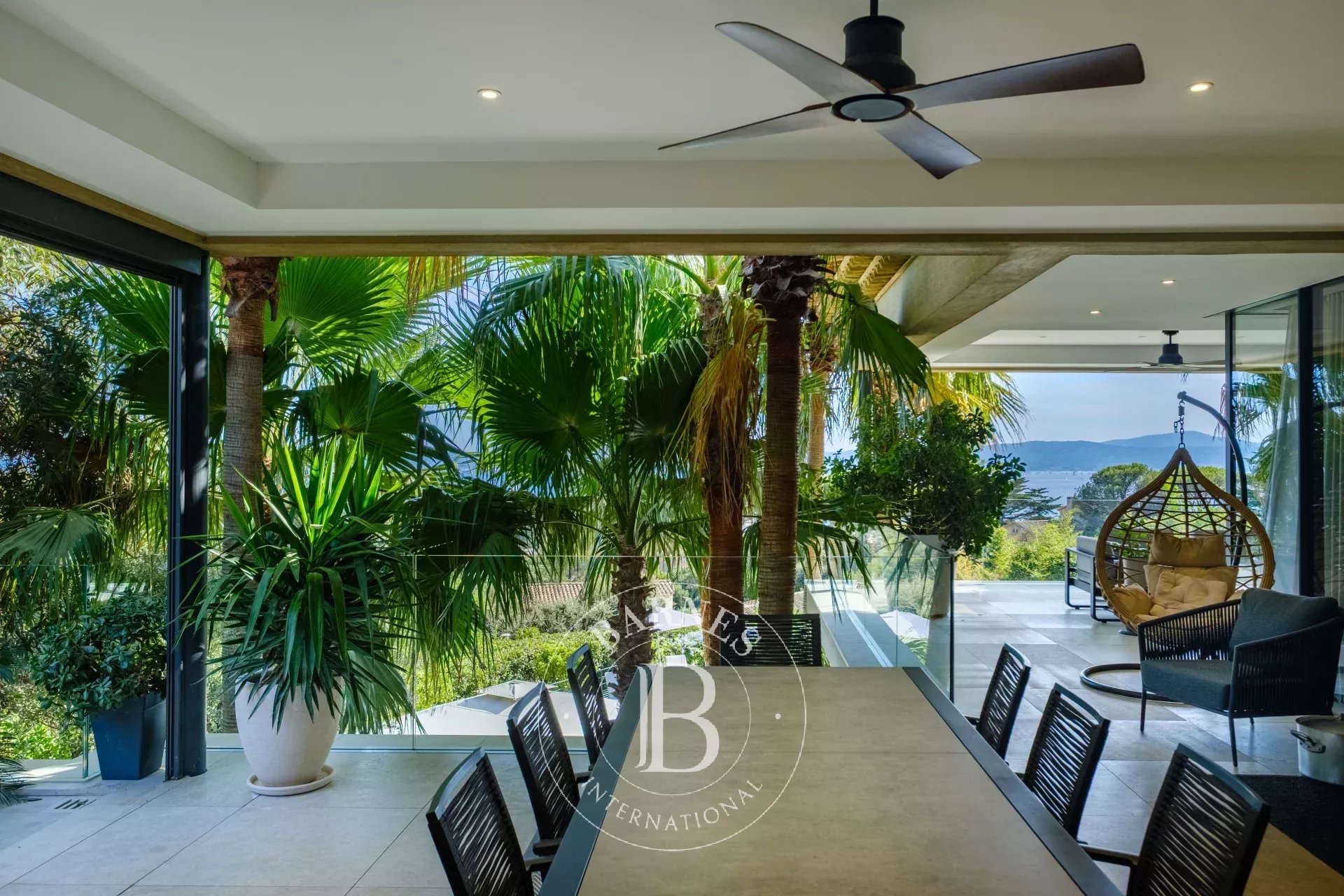 SAINTE-MAXIME - VILLA DE PRESTIGE AVEC VUE MER PANORAMIQUE SUR SAINT-TROPEZ