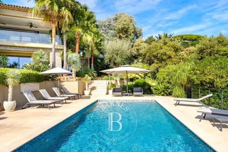 SAINTE-MAXIME - VILLA DE PRESTIGE AVEC VUE MER PANORAMIQUE SUR SAINT-TROPEZ