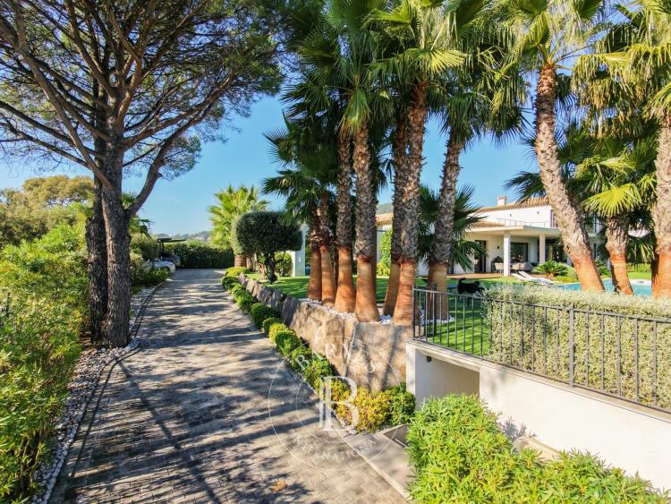 SAINTE-MAXIME | VILLA CONTEMPORAINE AVEC VUE MER | DOMAINE PRIVE |  PISCINE |  GARAGE
