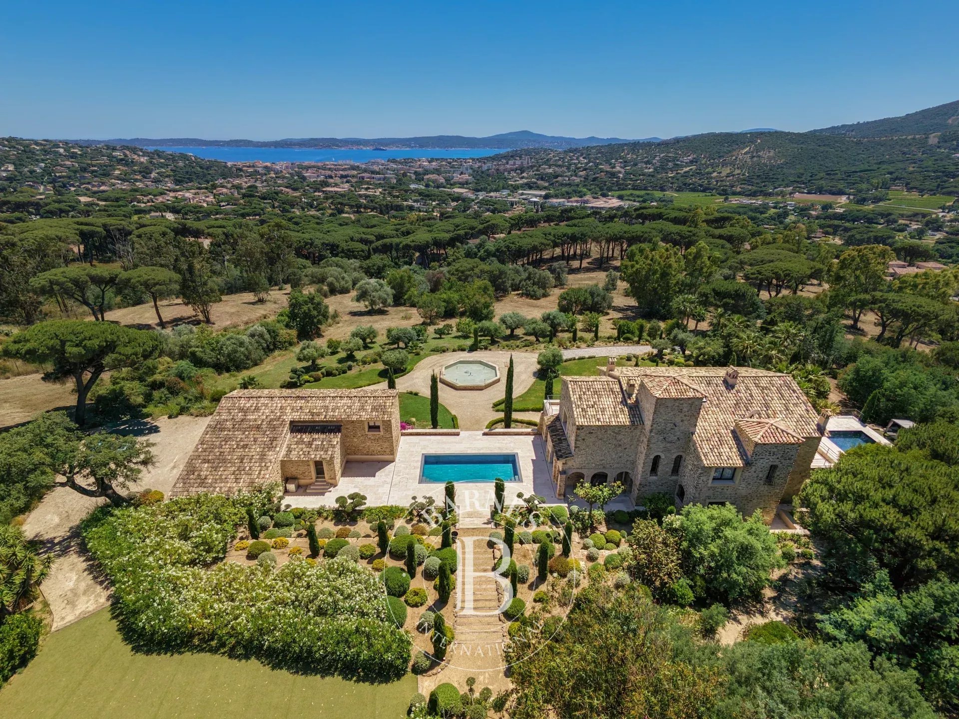 LOCATION SAISONNIÈRE - SAINTE-MAXIME - PROPRIÉTÉ D'EXCEPTION