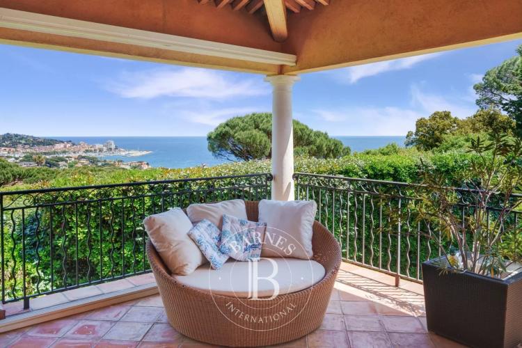 SAINTE-MAXIME - VILLA PROVENÇALE DE PLAIN-PIED - VUE MER & DOMAINE PRIVÉ