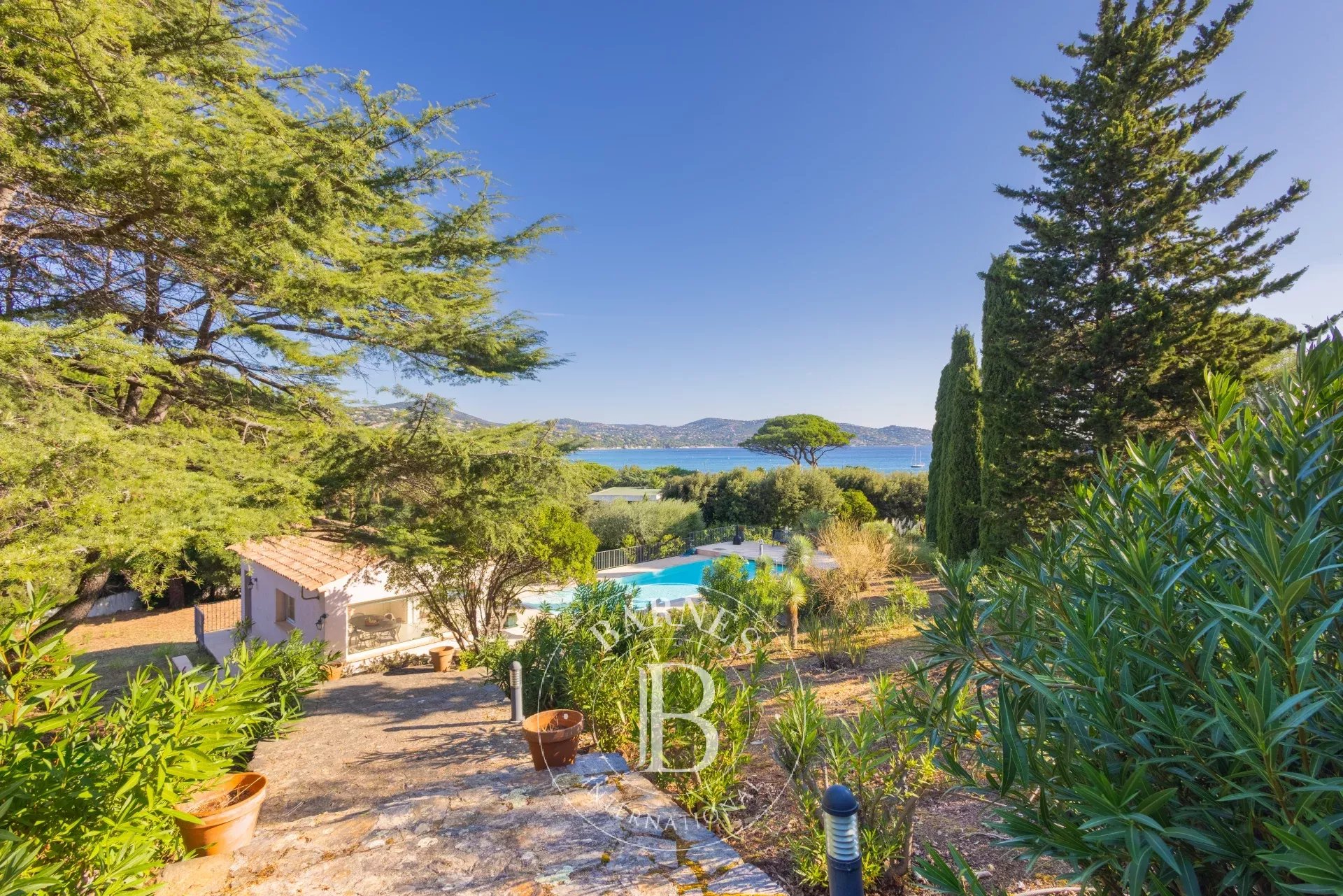 SAINTE-MAXIME – PROCHE PLAGE – TERRAIN DE 7 800 M² – VUE MER – FORT POTENTIEL DE DÉVELOPPEMENT