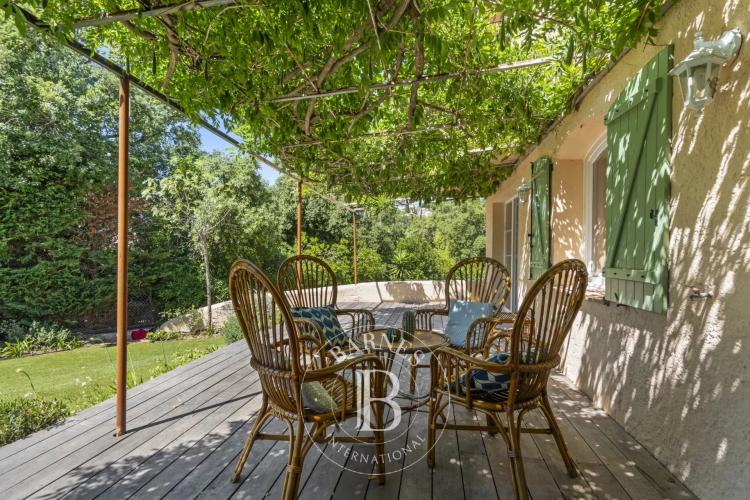 EXCLUSIVITÉ - SAINTE MAXIME - CHARMANTE VILLA PROVENÇALE AVEC APERÇU MER
