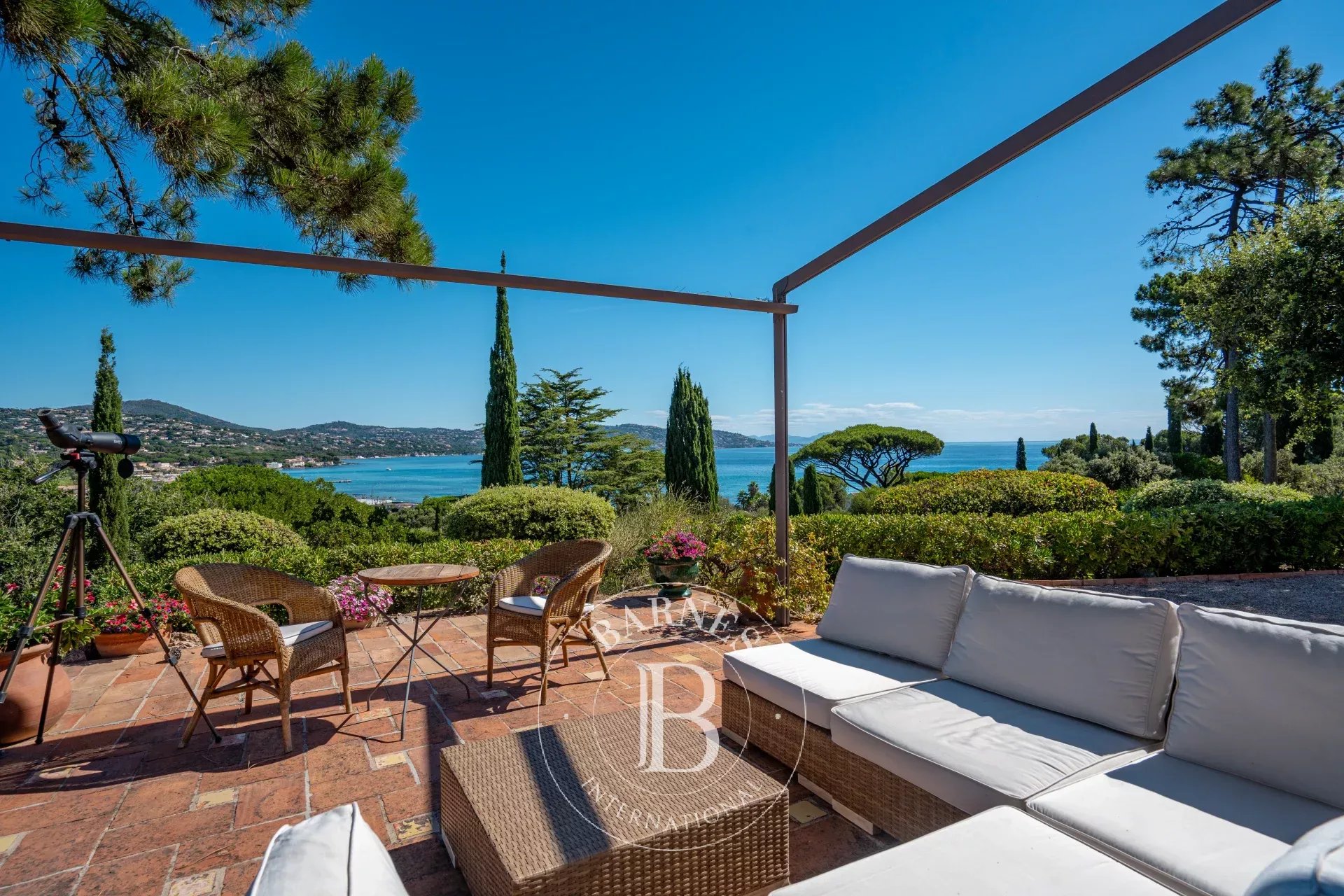 SAINTE-MAXIME – PROCHE PLAGE – TERRAIN DE 7 800 M² – VUE MER – FORT POTENTIEL DE DÉVELOPPEMENT
