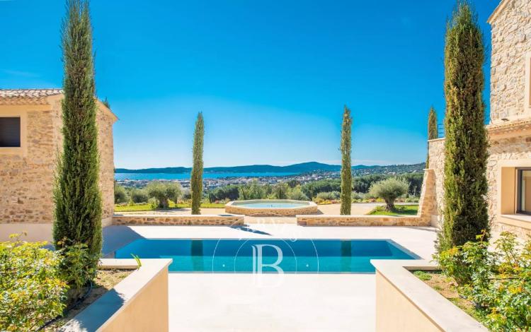 GOLFE DE SAINT-TROPEZ  - PROPRIÉTÉ UNIQUE - 2 PISCINES - 4.8 HECTARES
