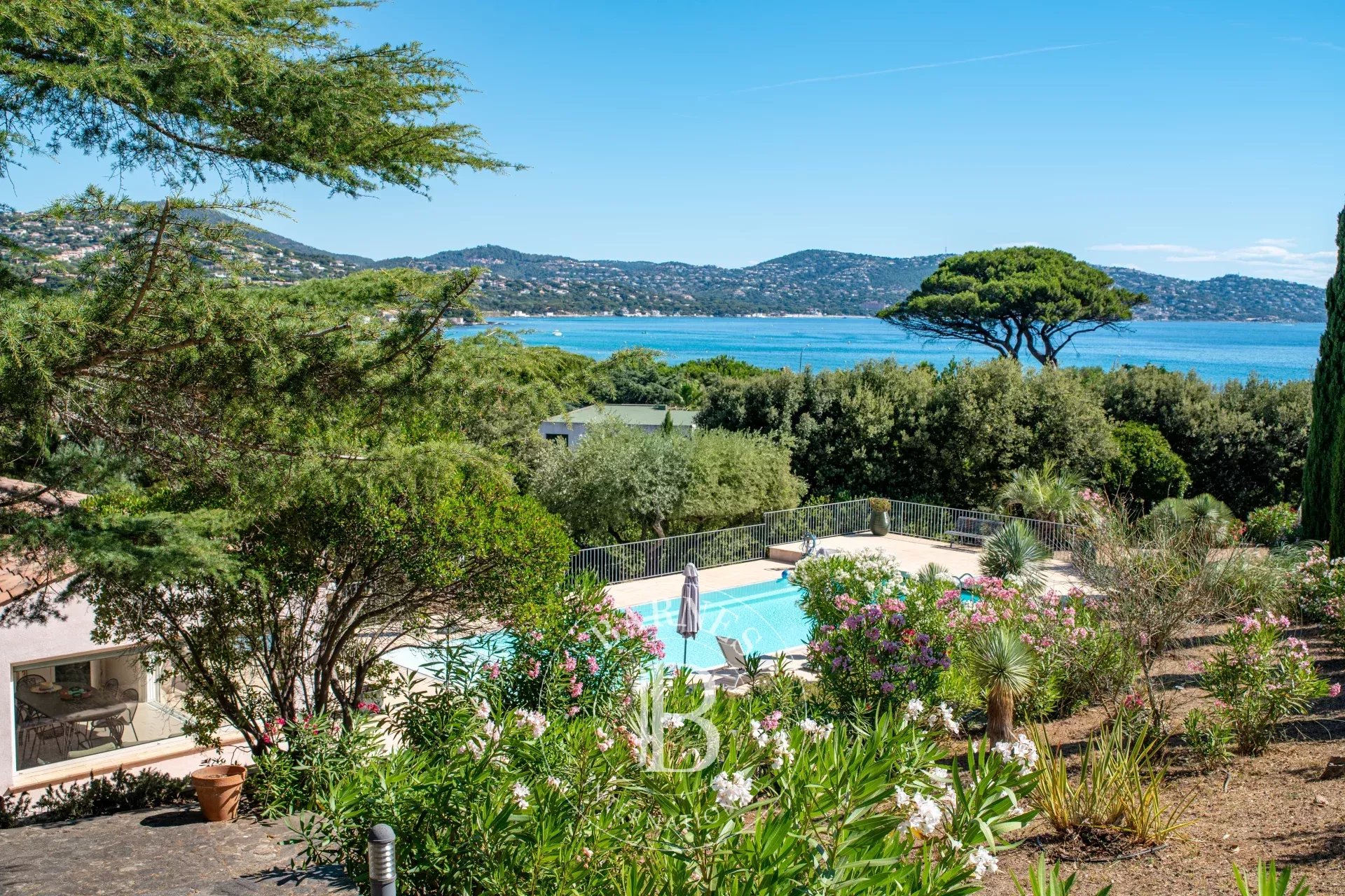 SAINTE-MAXIME – PROCHE PLAGE – TERRAIN DE 7 800 M² – VUE MER – FORT POTENTIEL DE DÉVELOPPEMENT