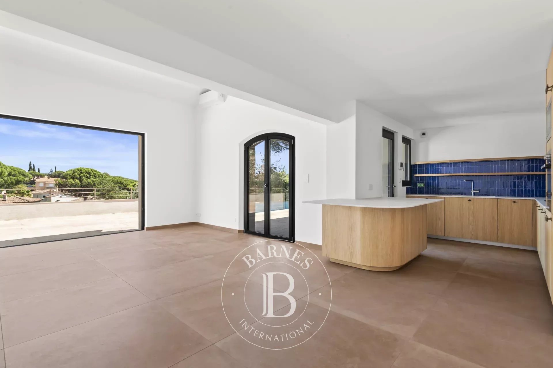 SAINTE-MAXIME - VILLA RÉNOVÉE - STUDIOS - PISCINE