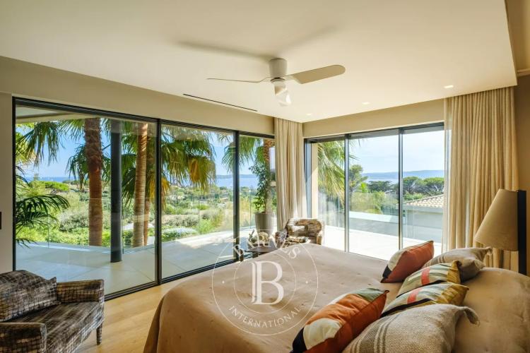 SAINTE-MAXIME - VILLA DE PRESTIGE AVEC VUE MER PANORAMIQUE SUR SAINT-TROPEZ