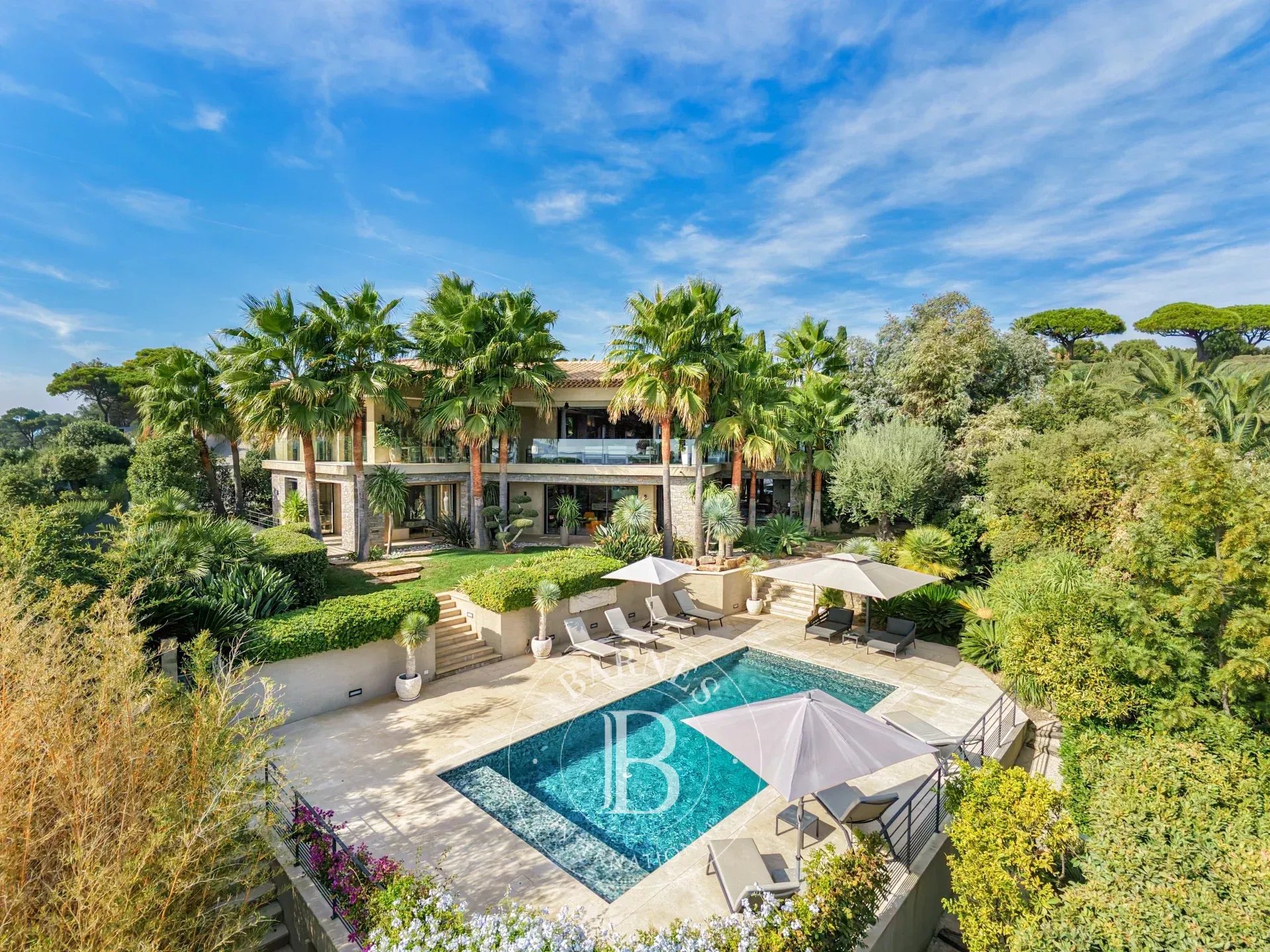 SAINTE-MAXIME - VILLA DE PRESTIGE AVEC VUE MER PANORAMIQUE SUR SAINT-TROPEZ