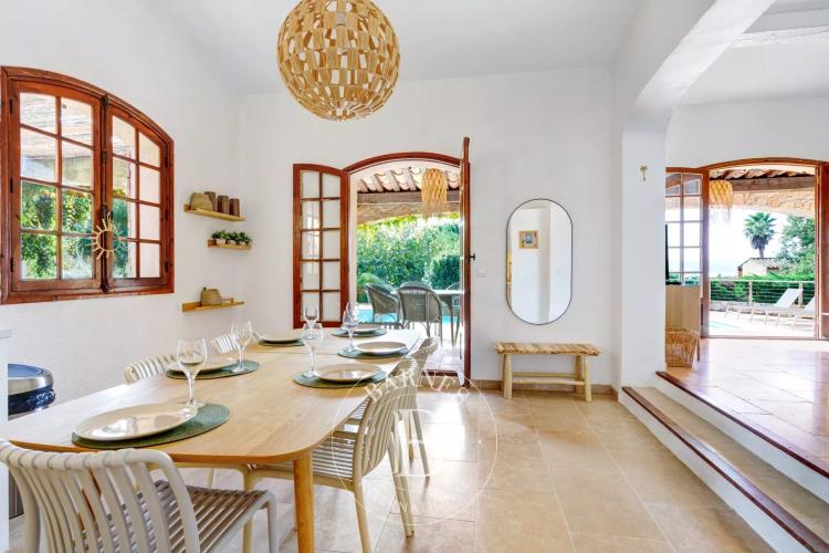 EXCLUSIVITÉ - SAINTE MAXIME - CHARMANTE VILLA PROVENÇALE AVEC APERÇU MER