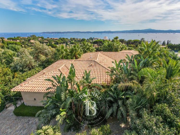 SAINTE-MAXIME - VILLA DE PRESTIGE AVEC VUE MER PANORAMIQUE SUR SAINT-TROPEZ