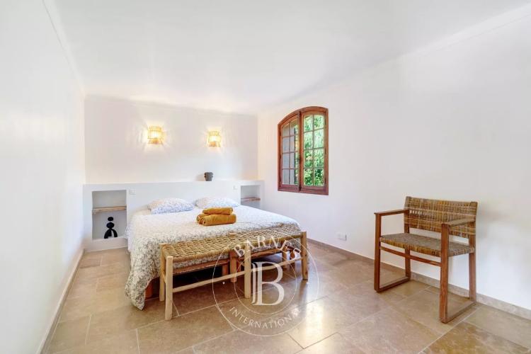 EXCLUSIVITÉ - SAINTE MAXIME - CHARMANTE VILLA PROVENÇALE AVEC APERÇU MER