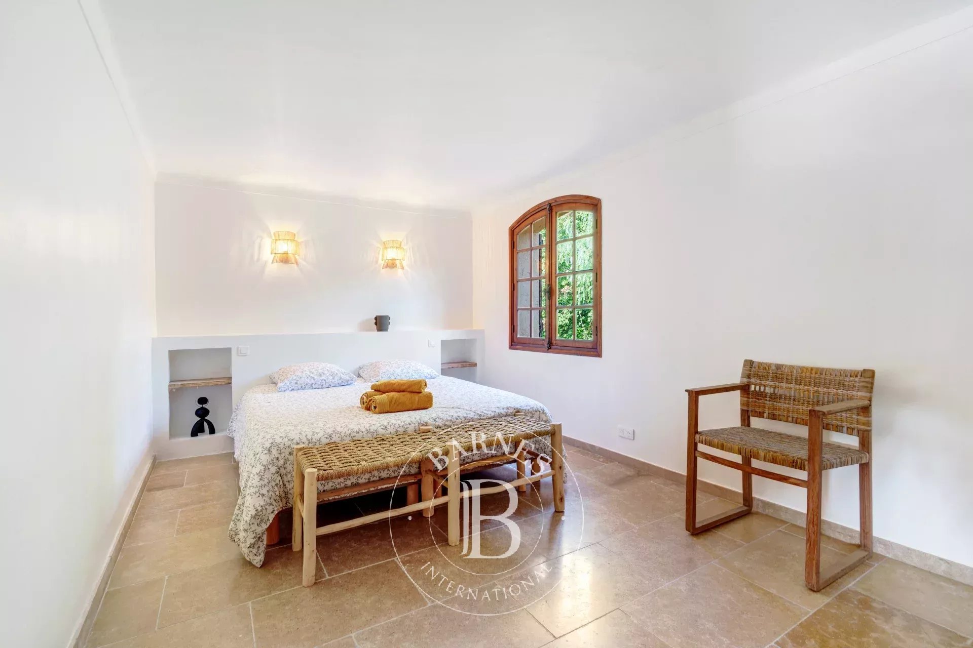 EXCLUSIVITÉ - SAINTE MAXIME - CHARMANTE VILLA PROVENÇALE AVEC APERÇU MER