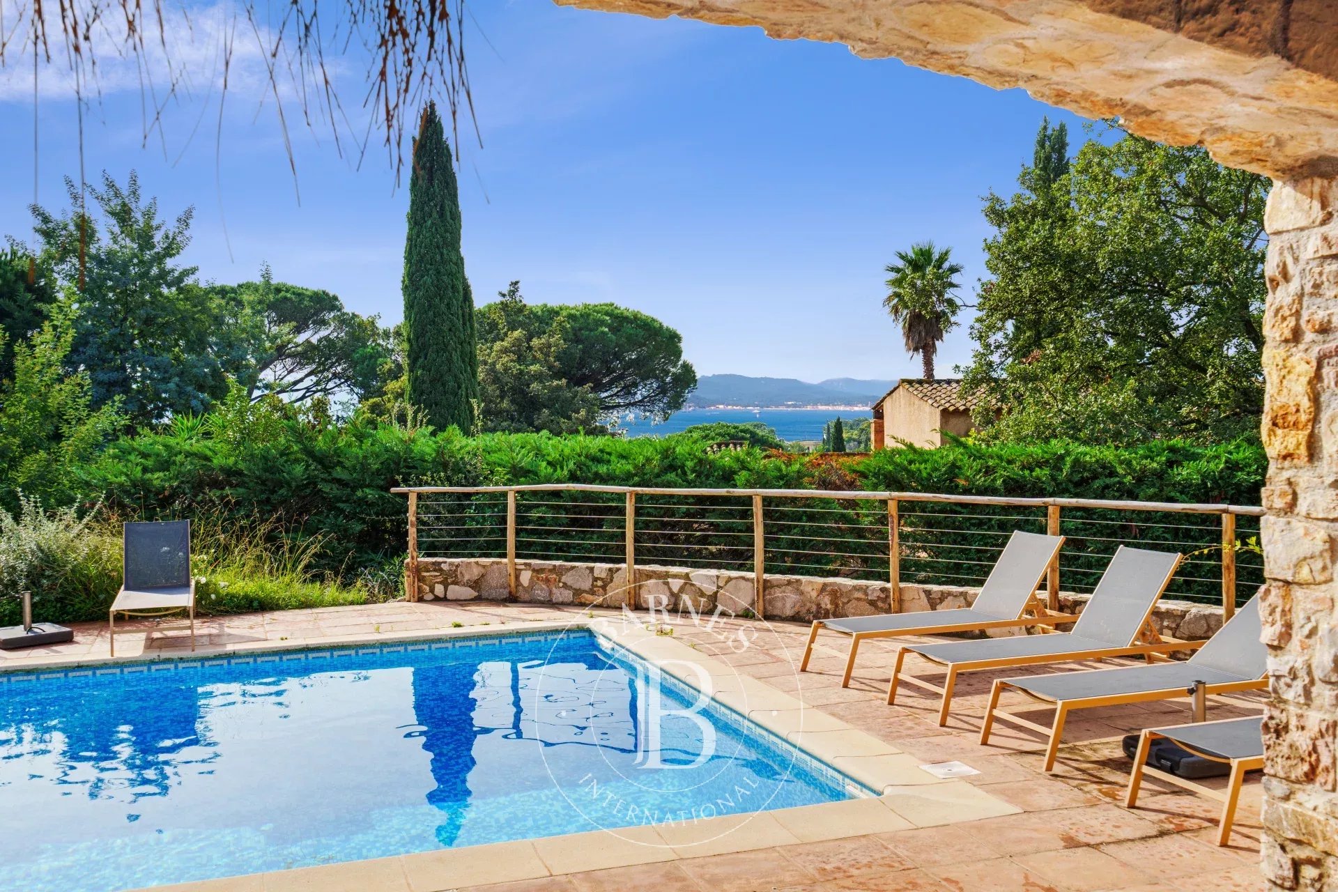 EXCLUSIVITÉ - SAINTE MAXIME - CHARMANTE VILLA PROVENÇALE AVEC APERÇU MER