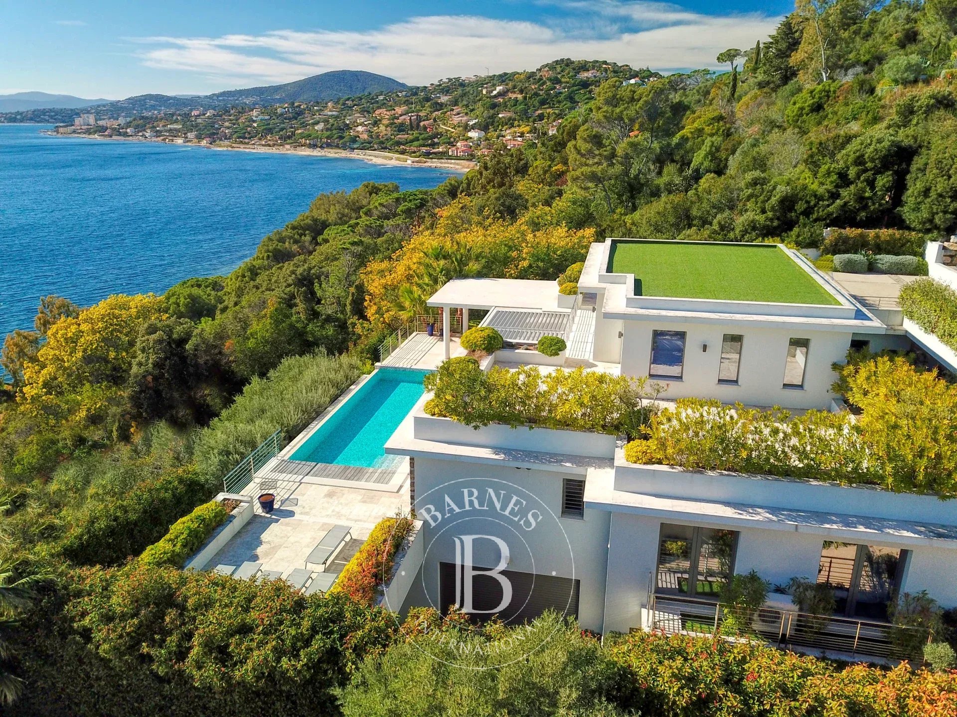 SAINTE-MAXIME - BELLE PROPRIÉTÉ - 5 CHAMBRES EN SUITE - PISCINE À DÉBORDEMENT - GARAGE DOUBLE