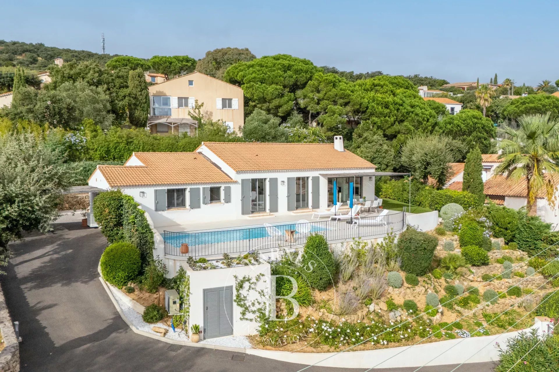 EXCLUSIVITÉ - SAINTE-MAXIME - VILLA - VUE VILLE ET MER - 3 CHAMBRES - PISCINE