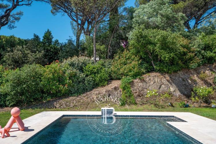 SAINTE-MAXIME - PROPRIÉTÉ DE CHARME AU COEUR D'UN DOMAINE PAYSAGER