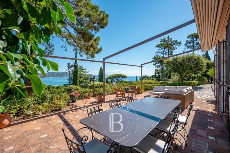 SAINTE-MAXIME – PROCHE PLAGE – TERRAIN DE 7 800 M² – VUE MER – FORT POTENTIEL DE DÉVELOPPEMENT