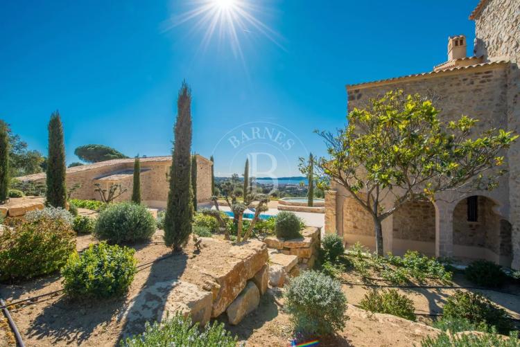 GOLFE DE SAINT-TROPEZ  - PROPRIÉTÉ UNIQUE - 2 PISCINES - 4.8 HECTARES