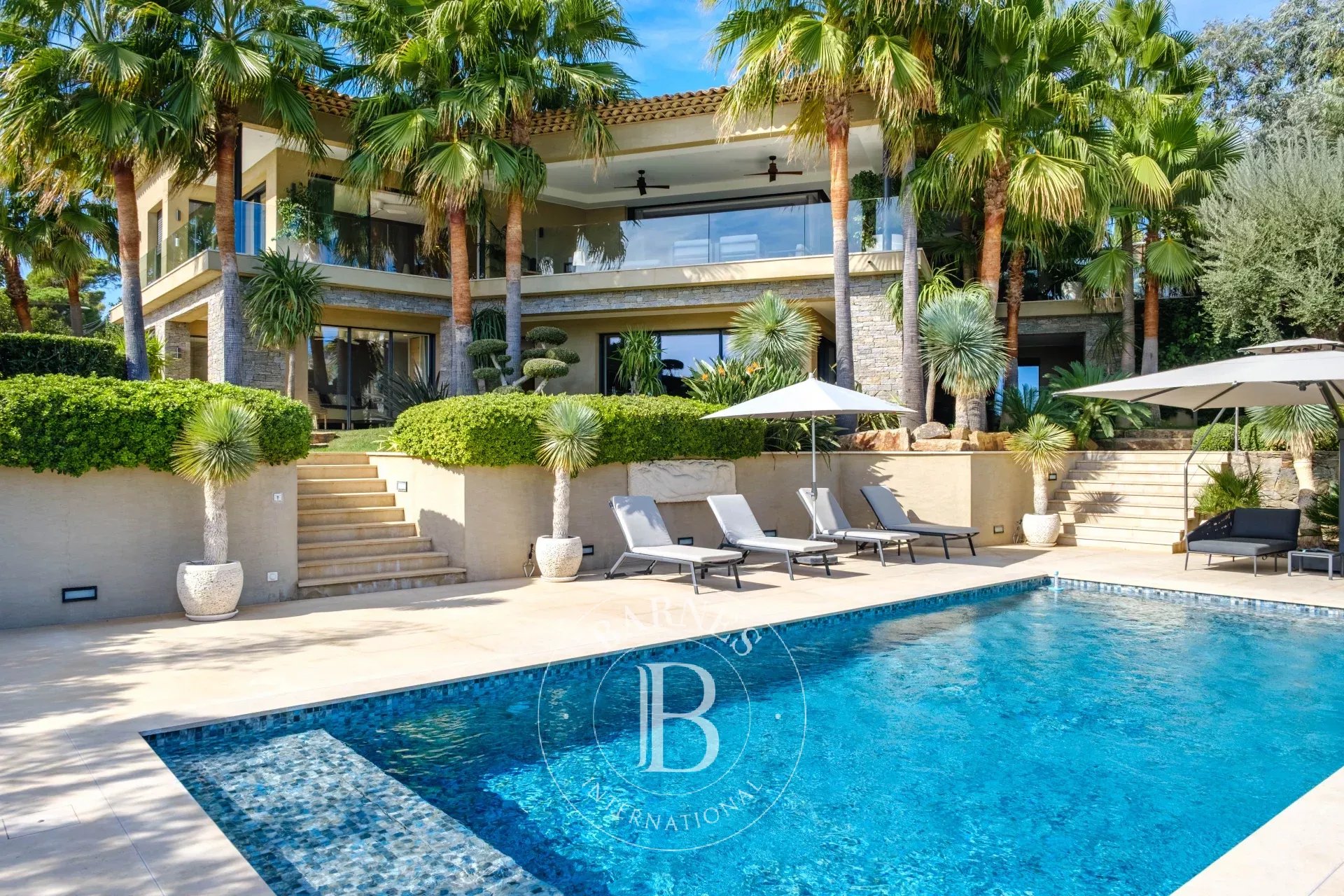 SAINTE-MAXIME - VILLA DE PRESTIGE AVEC VUE MER PANORAMIQUE SUR SAINT-TROPEZ