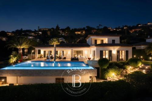 SAINTE-MAXIME - VILLA EN BORDURE DE GOLF - CALME - PISCINE