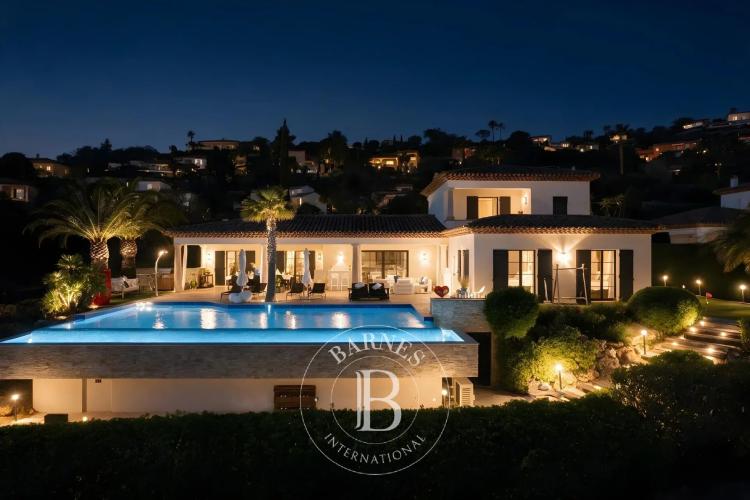 SAINTE-MAXIME - VILLA EN BORDURE DE GOLF - CALME - PISCINE